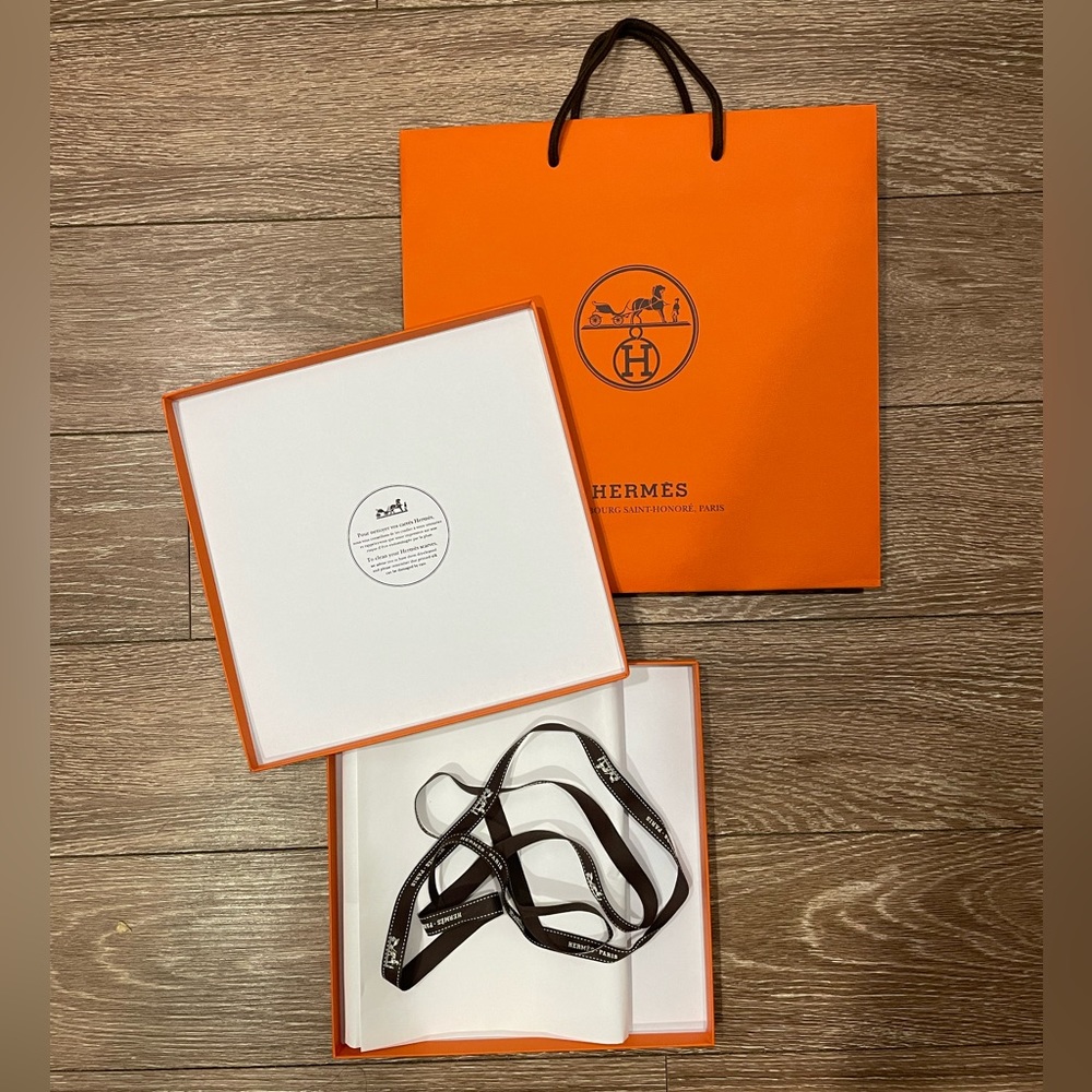 EMPTY Hermes scarf gift box & bag - Picture 2 of 6
